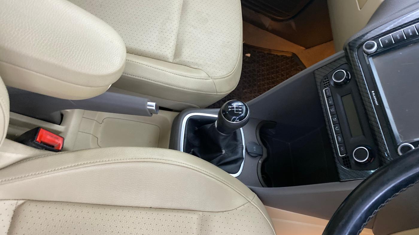 2016 Volkswagen Vento HIGHLINE 1.6 MPI, Petrol, Manual, 72,415 km, Gear Lever