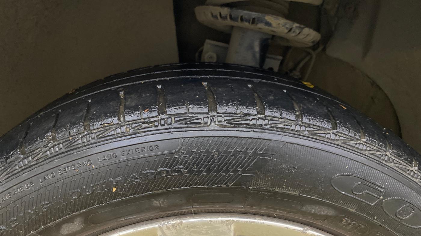 2016 Volkswagen Vento HIGHLINE 1.6 MPI, Petrol, Manual, 72,415 km, Left Front Tyre Tread