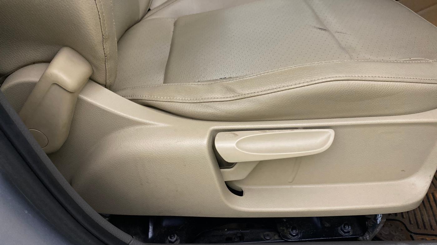 2016 Volkswagen Vento HIGHLINE 1.6 MPI, Petrol, Manual, 72,415 km, Driver Side Adjustment Panel