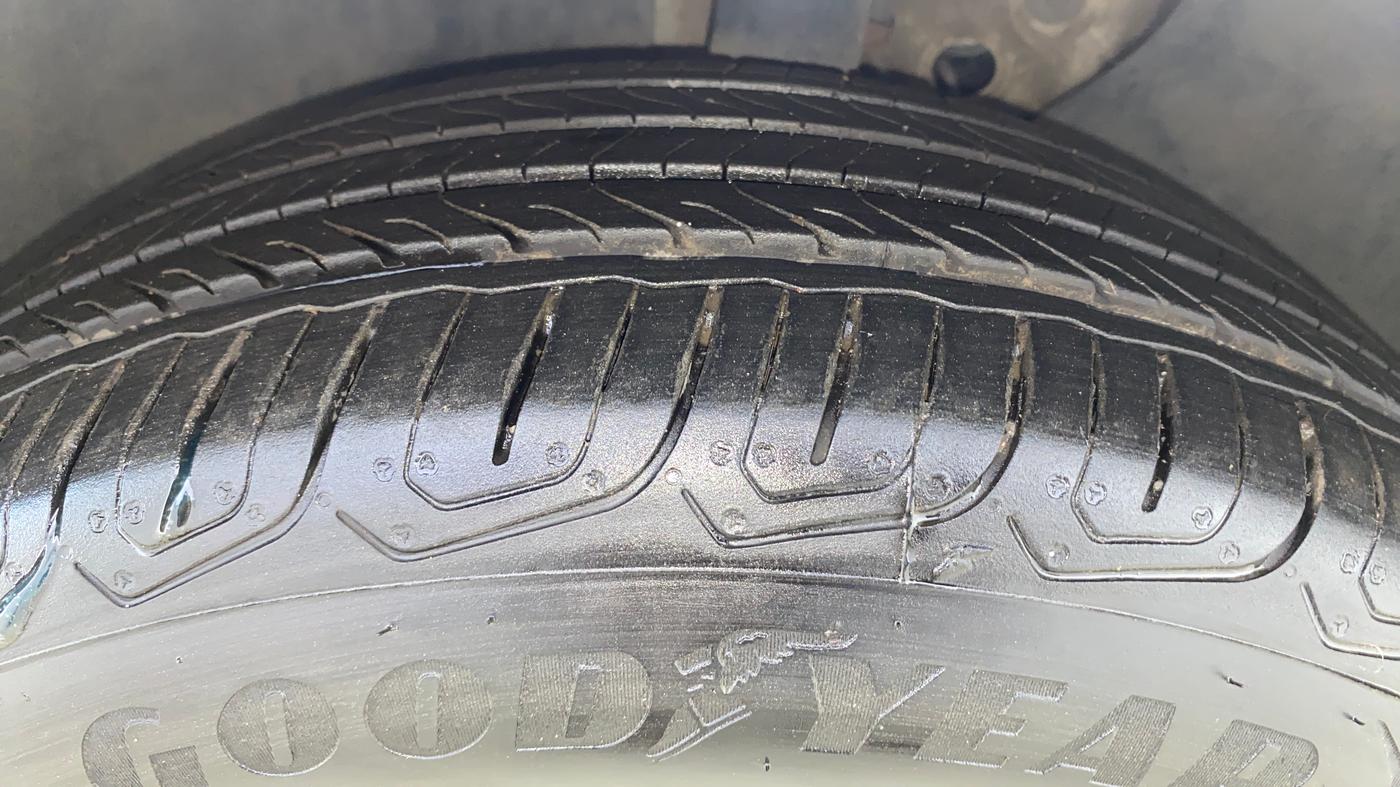 2015 Skoda Superb ELEGANCE 1.8 TSI AT, Petrol, Automatic, 57,653 km, Left Front Tyre Tread