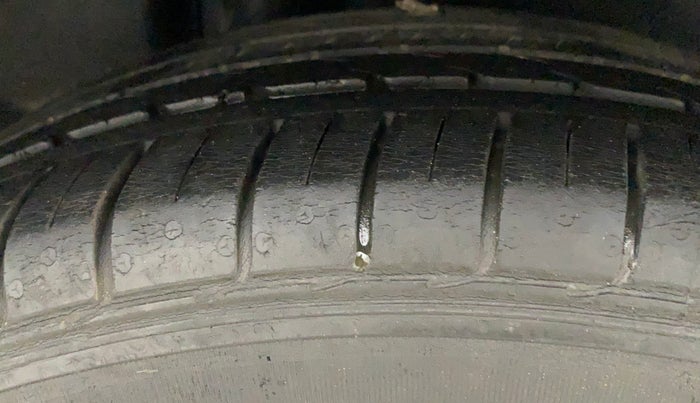 2018 Maruti Ciaz ALPHA  AT 1.5 SHVS PETROL, Petrol, Automatic, 60,904 km, Right Rear Tyre Tread