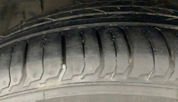 2018 Maruti Ciaz ALPHA  AT 1.5 SHVS PETROL, Petrol, Automatic, 60,904 km, Left Front Tyre Tread