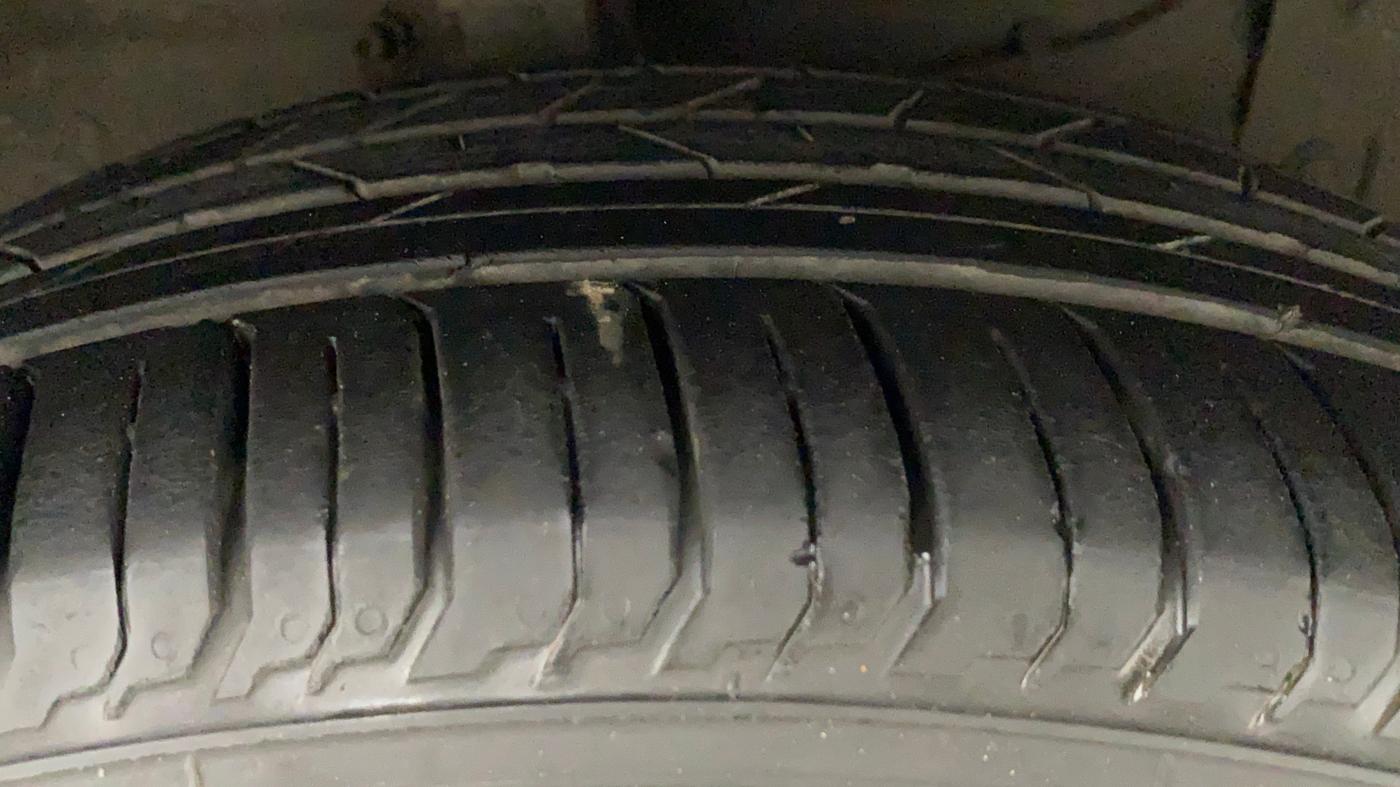 2018 Maruti Ciaz ALPHA  AT 1.5 SHVS PETROL, Petrol, Automatic, 60,904 km, Right Front Tyre Tread