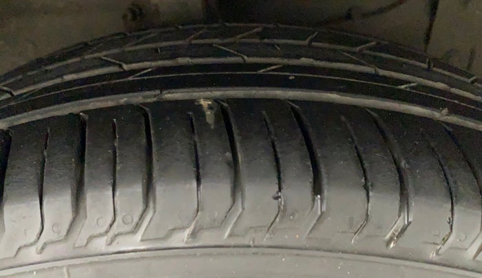 2018 Maruti Ciaz ALPHA  AT 1.5 SHVS PETROL, Petrol, Automatic, 60,904 km, Right Front Tyre Tread