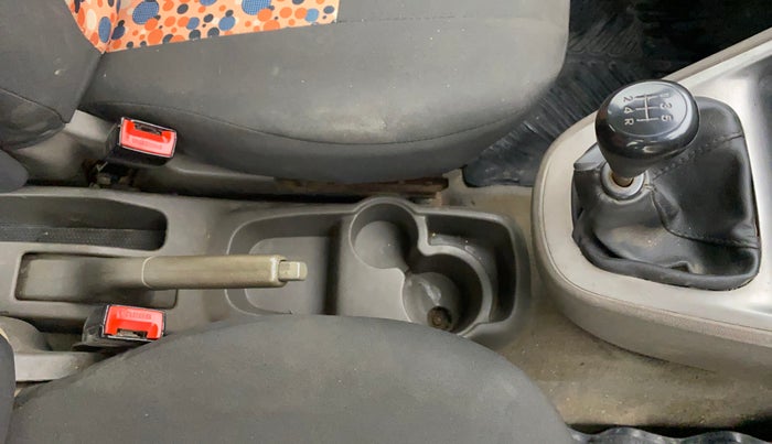 2013 Hyundai i10 MAGNA 1.1, CNG, Manual, 1,06,330 km, Gear Lever