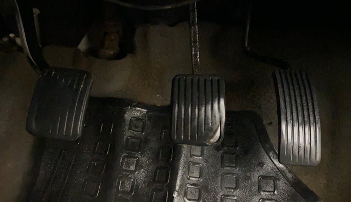 2013 Hyundai i10 MAGNA 1.1, CNG, Manual, 1,06,330 km, Pedals