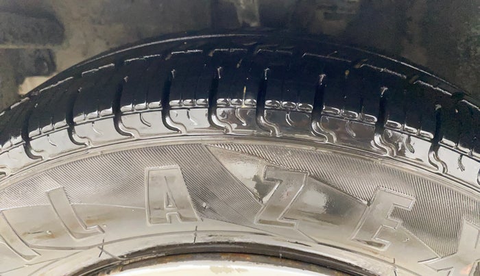 2013 Hyundai i10 MAGNA 1.1, CNG, Manual, 1,06,330 km, Left Front Tyre Tread