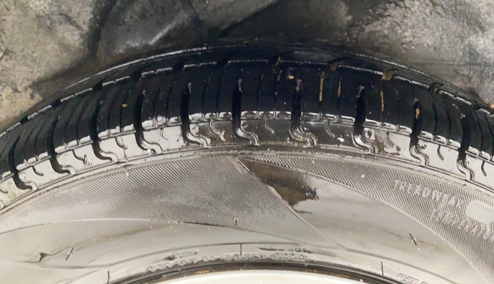 2013 Hyundai i10 MAGNA 1.1, CNG, Manual, 1,06,330 km, Left Rear Tyre Tread