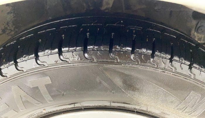 2013 Hyundai i10 MAGNA 1.1, CNG, Manual, 1,06,330 km, Right Front Tyre Tread