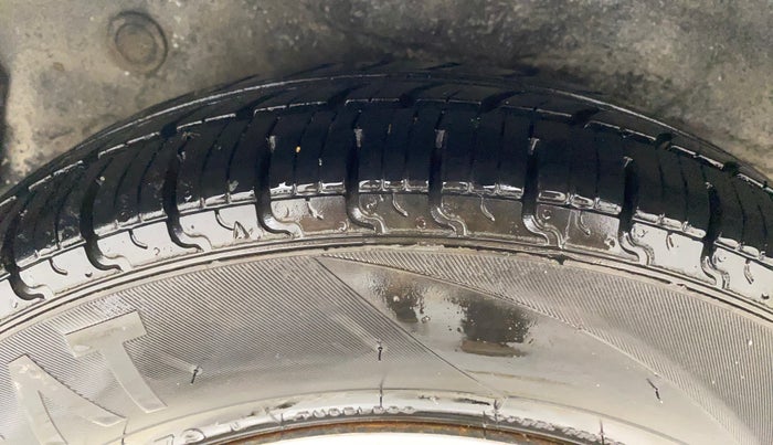 2013 Hyundai i10 MAGNA 1.1, CNG, Manual, 1,06,330 km, Right Rear Tyre Tread