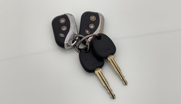 2013 Hyundai i10 MAGNA 1.1, CNG, Manual, 1,06,330 km, Key Close Up