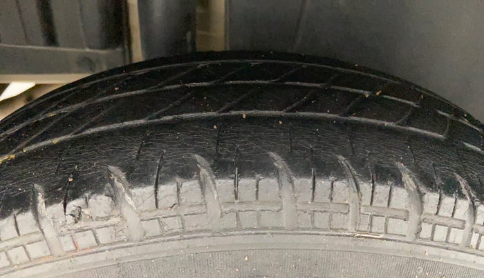 2016 Maruti Swift VXI, Petrol, Manual, 95,377 km, Right Rear Tyre Tread