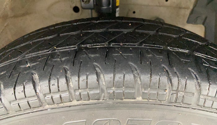 2016 Maruti Swift VXI, Petrol, Manual, 95,377 km, Right Front Tyre Tread