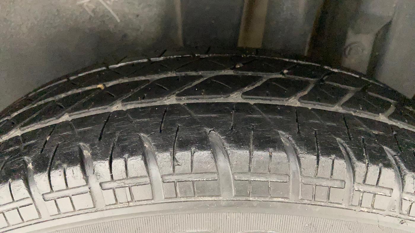 2016 Maruti Swift VXI, Petrol, Manual, 95,377 km, Left Rear Tyre Tread