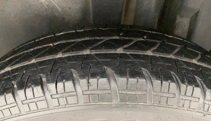 2016 Maruti Swift VXI, Petrol, Manual, 95,377 km, Left Rear Tyre Tread