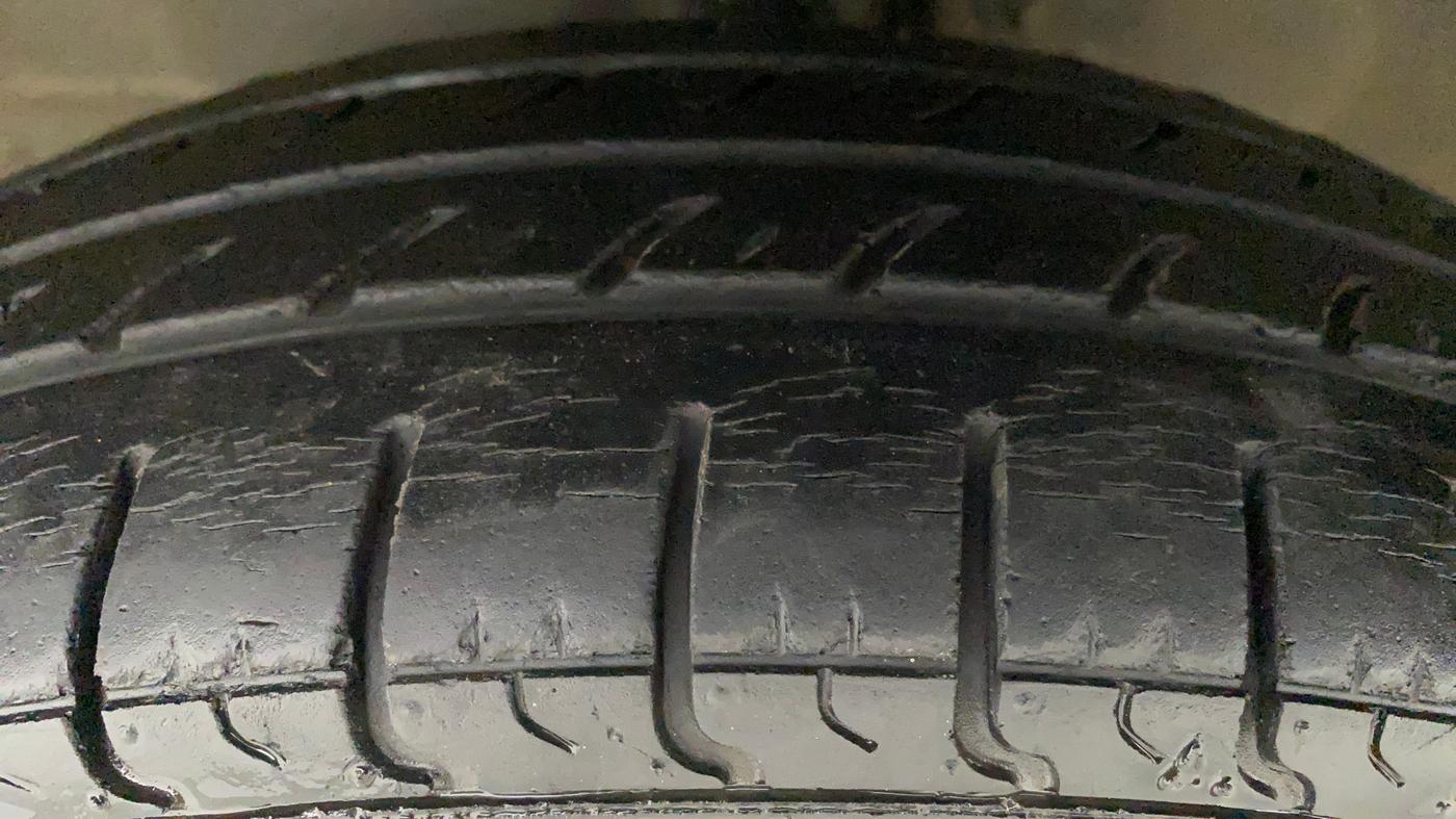2010 Maruti Wagon R 1.0 LXI, Petrol, Manual, 80,982 km, Left Front Tyre Tread