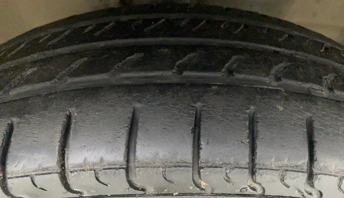 2010 Maruti Wagon R 1.0 LXI, Petrol, Manual, 80,982 km, Right Front Tyre Tread