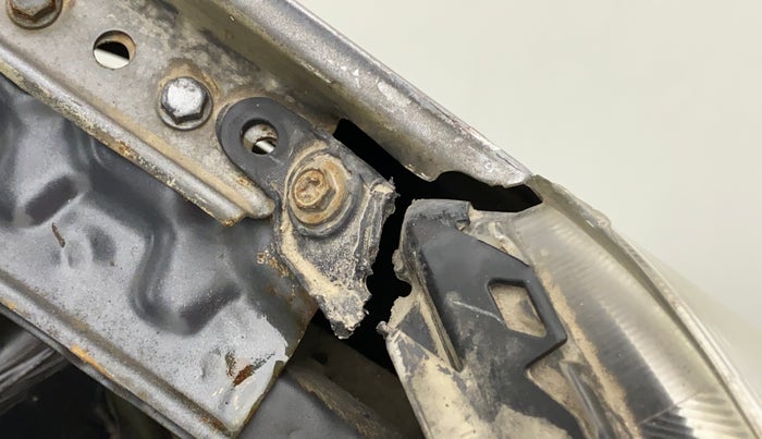 2010 Maruti Wagon R 1.0 LXI, Petrol, Manual, 80,982 km, Left headlight - Clamp has minor damage