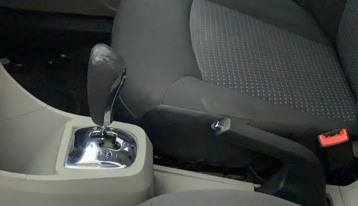 2019 Tata Tiago XZA PETROL, Petrol, Automatic, 32,283 km, Gear lever - Knob cover torn
