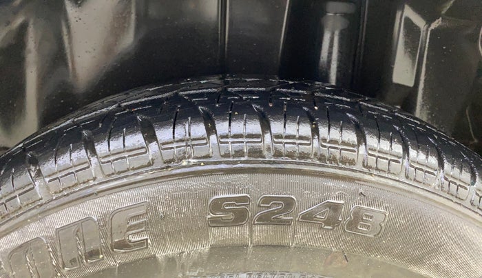 2016 Maruti Swift VXI, CNG, Manual, 85,507 km, Left Rear Tyre Tread