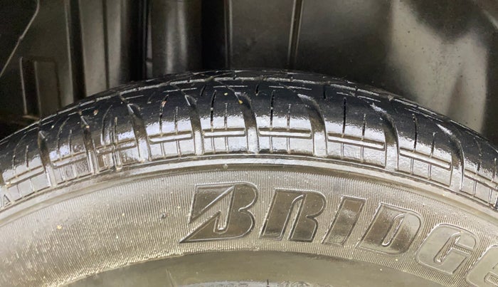 2016 Maruti Swift VXI, CNG, Manual, 85,507 km, Right Rear Tyre Tread