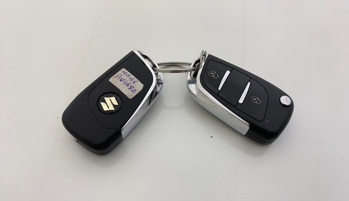 2016 Maruti Swift VXI, CNG, Manual, 85,507 km, Key Close Up