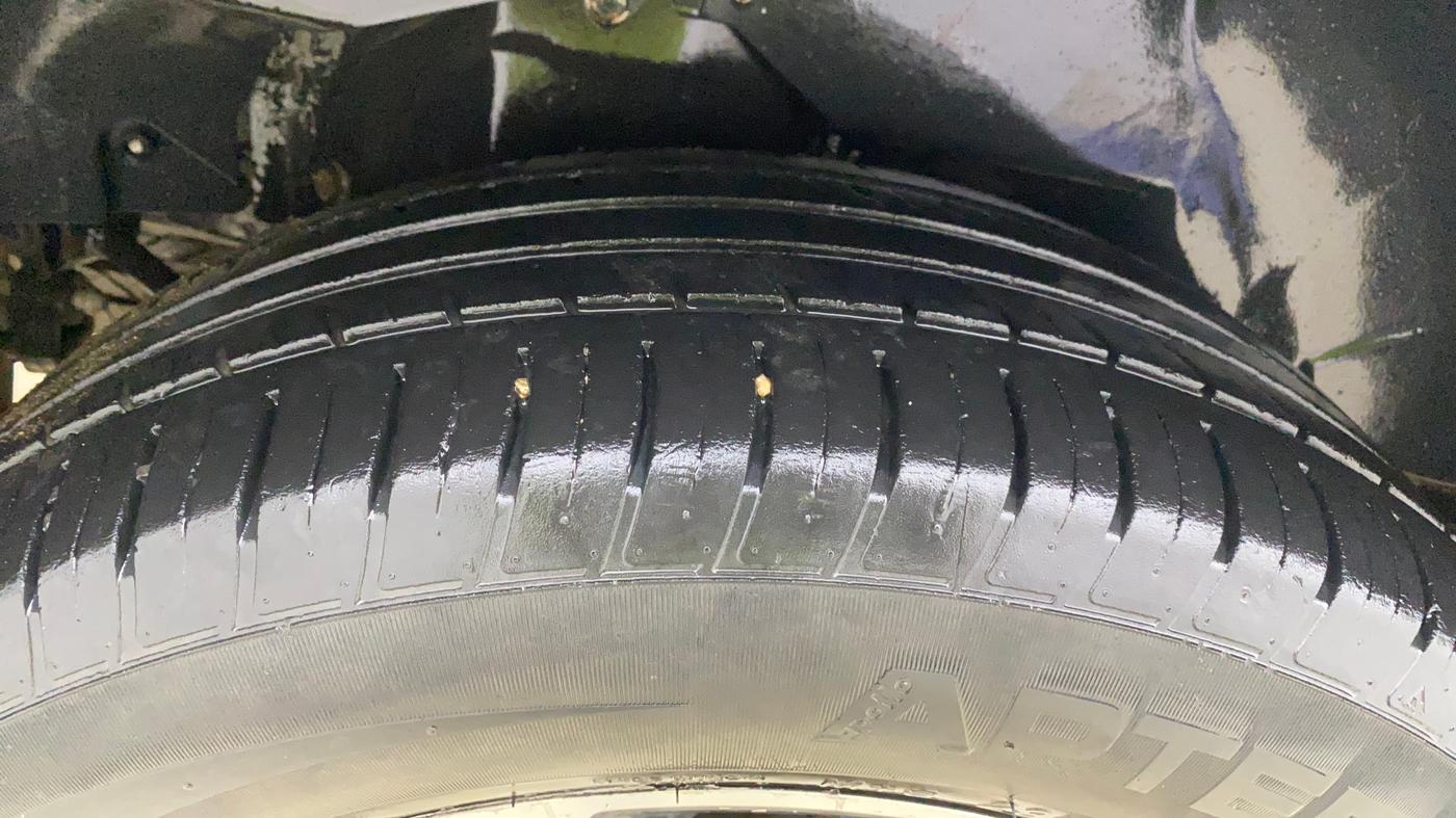 2019 Mahindra XUV500 W11, Diesel, Manual, 1,08,000 km, Right Rear Tyre Tread