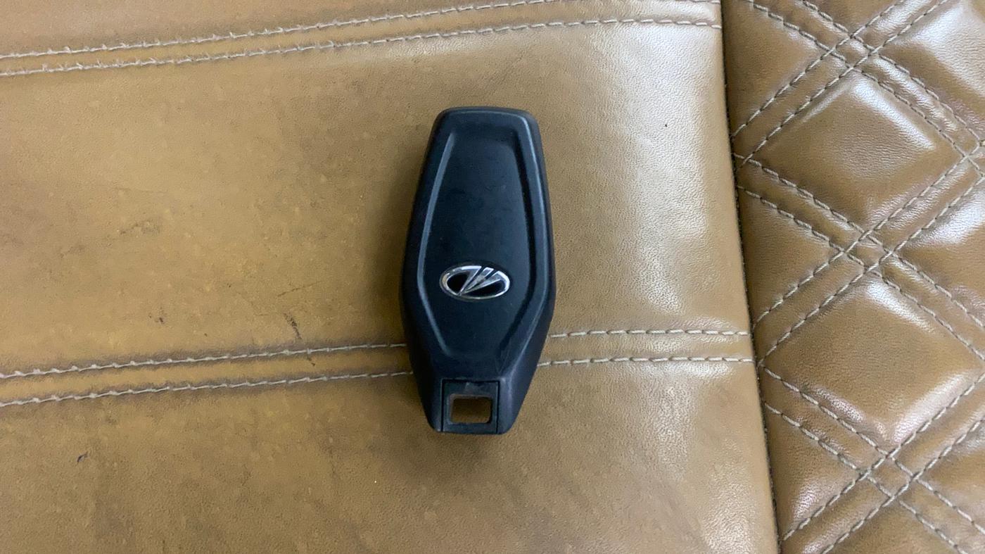 2019 Mahindra XUV500 W11, Diesel, Manual, 1,08,000 km, Key Close Up