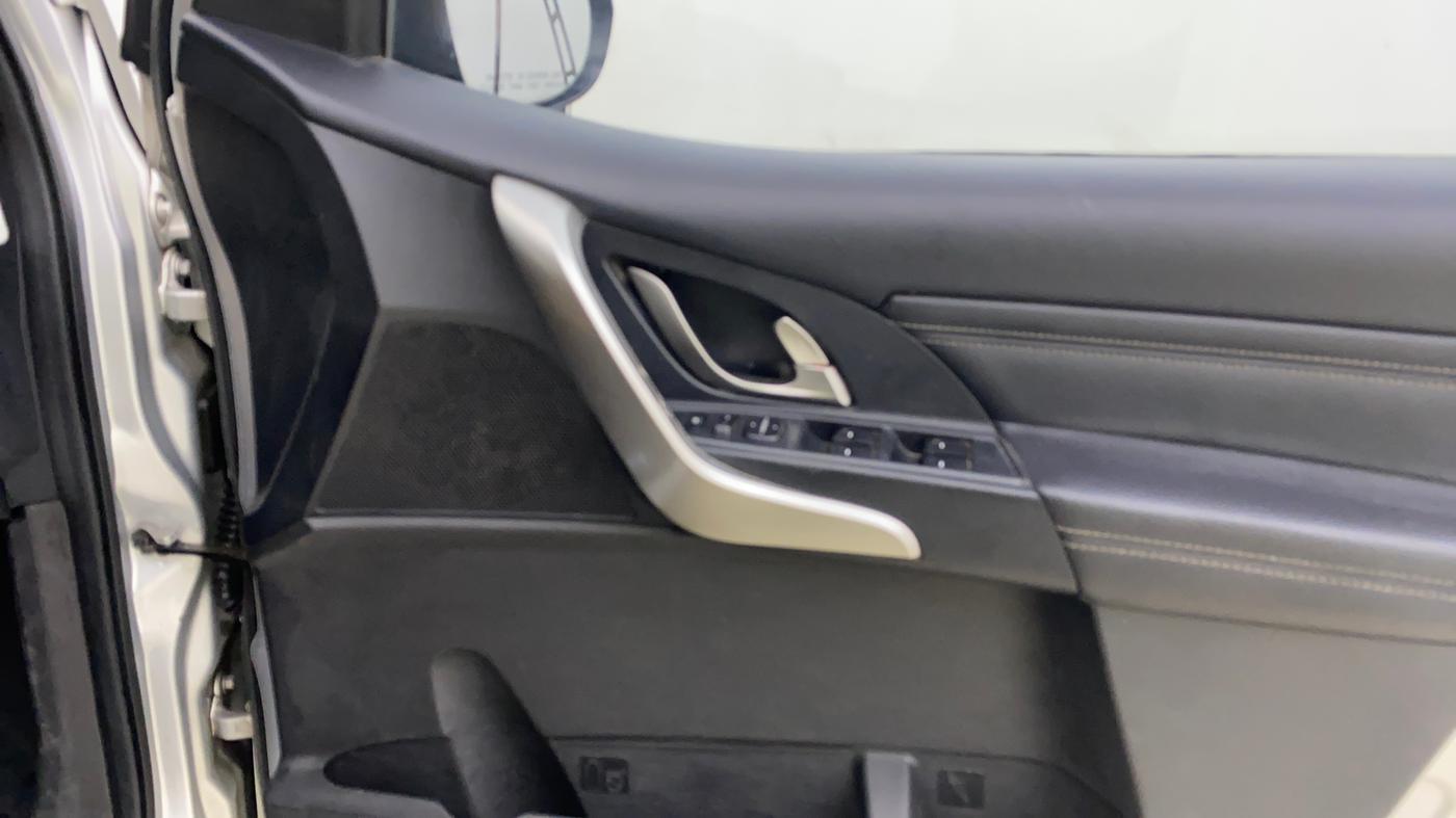 2019 Mahindra XUV500 W11, Diesel, Manual, 1,08,000 km, Driver Side Door Panels Control