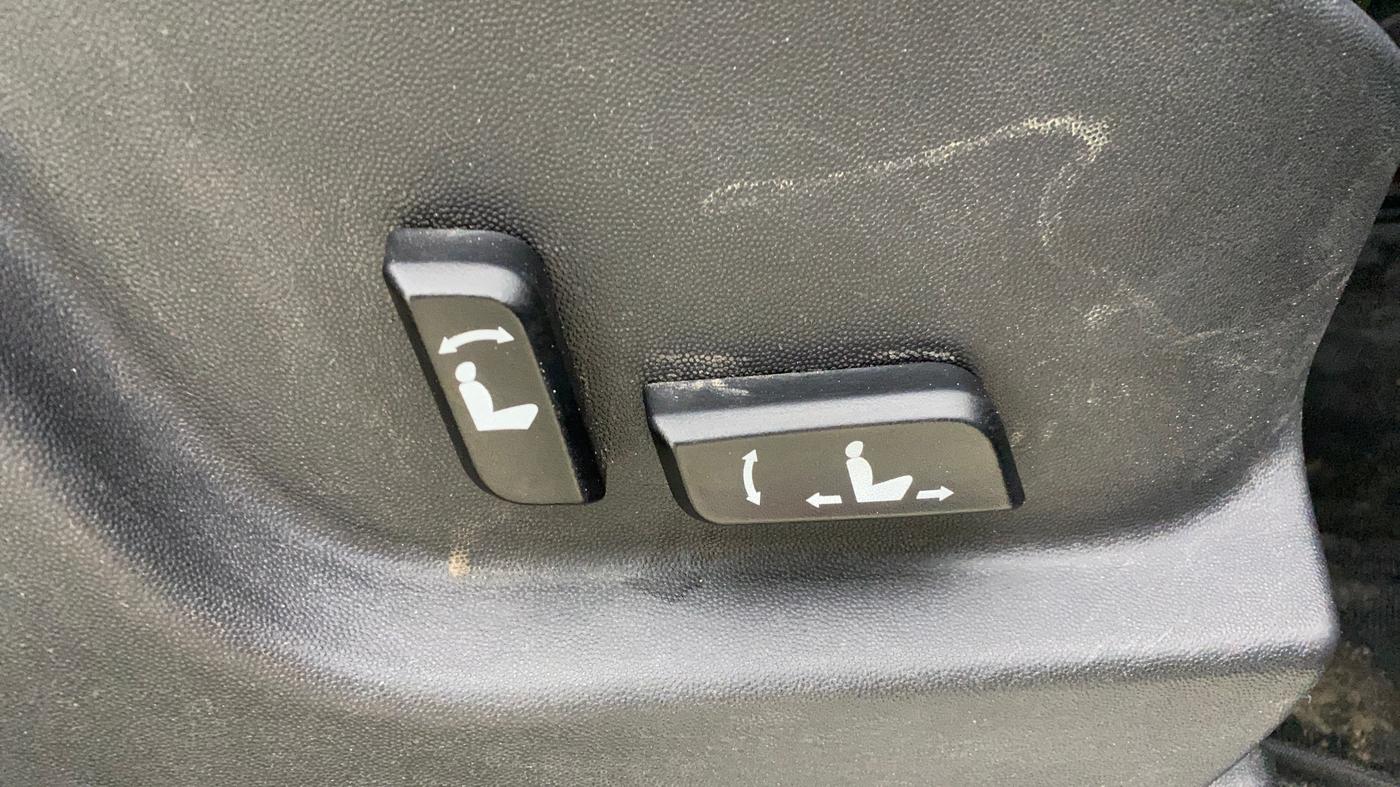 2019 Mahindra XUV500 W11, Diesel, Manual, 1,08,000 km, Driver Side Adjustment Panel