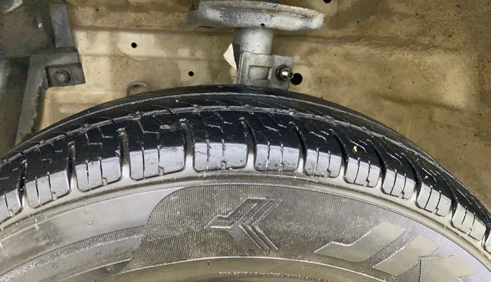 2014 Maruti Swift VXI, Petrol, Manual, 95,878 km, Left Front Tyre Tread