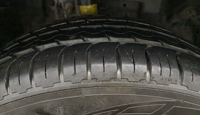 2020 Ford Ecosport AMBIENTE 1.5L DIESEL, Diesel, Manual, 1,38,291 km, Right Front Tyre Tread