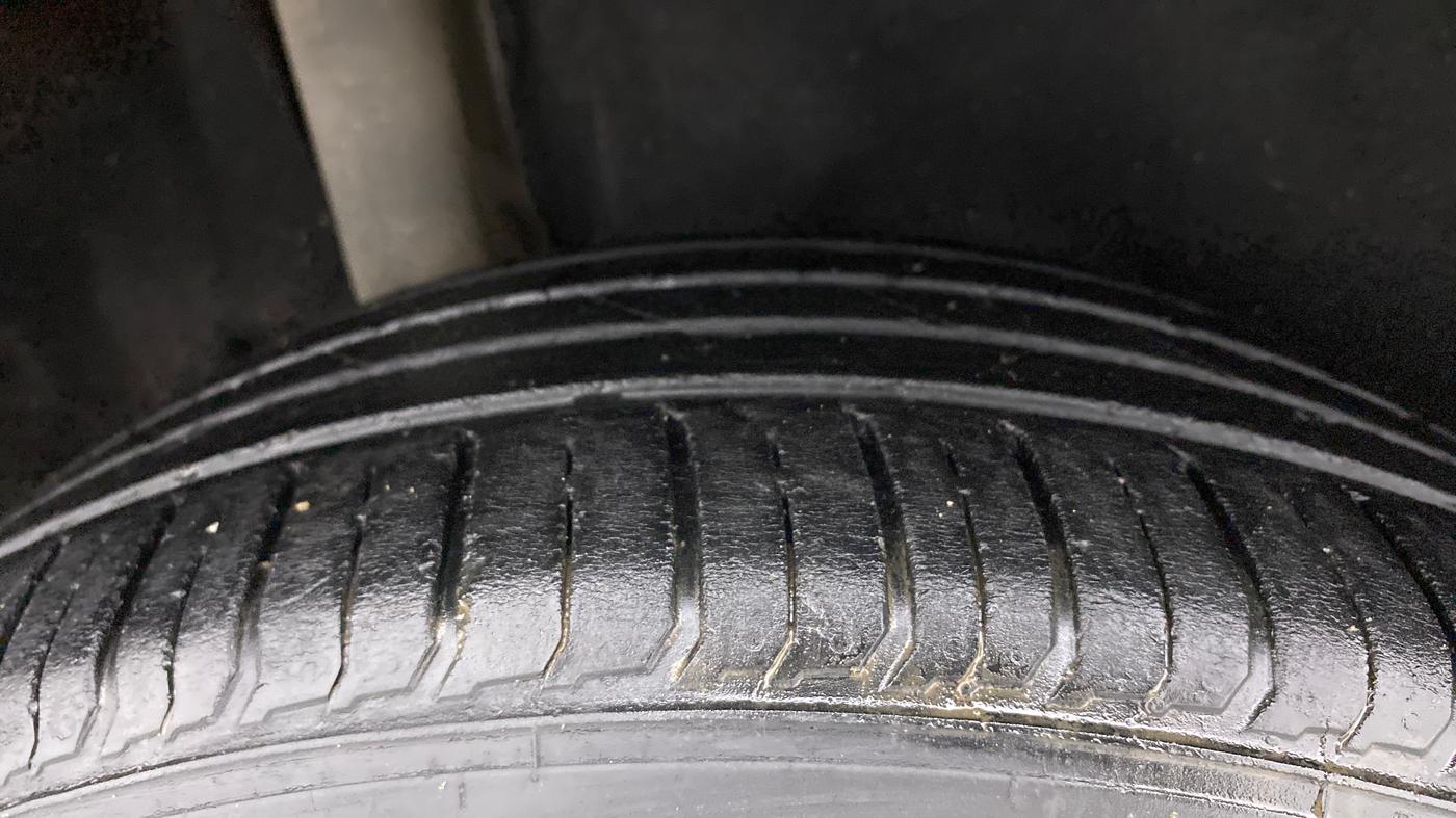 2016 Maruti Vitara Brezza ZDI, Diesel, Manual, 1,10,464 km, Right Rear Tyre Tread