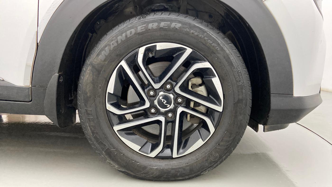 2022 KIA CARENS LUXURY PLUS 1.5 DIESEL AT 6 STR, Diesel, Automatic, 67,656 km, Right Front Wheel