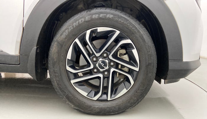 2022 KIA CARENS LUXURY PLUS 1.5 DIESEL AT 6 STR, Diesel, Automatic, 67,656 km, Right Front Wheel