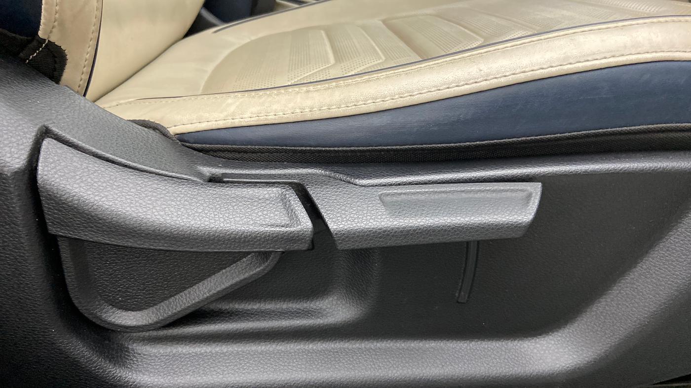 2022 KIA CARENS LUXURY PLUS 1.5 DIESEL AT 6 STR, Diesel, Automatic, 67,656 km, Driver Side Adjustment Panel