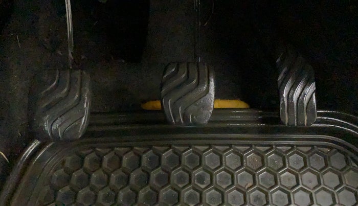 2017 Renault Kwid RXT 0.8, CNG, Manual, 76,809 km, Pedals