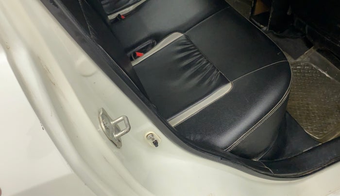 2017 Maruti Swift LXI (O), Petrol, Manual, 94,750 km, Right rear door - Beading has minor damage