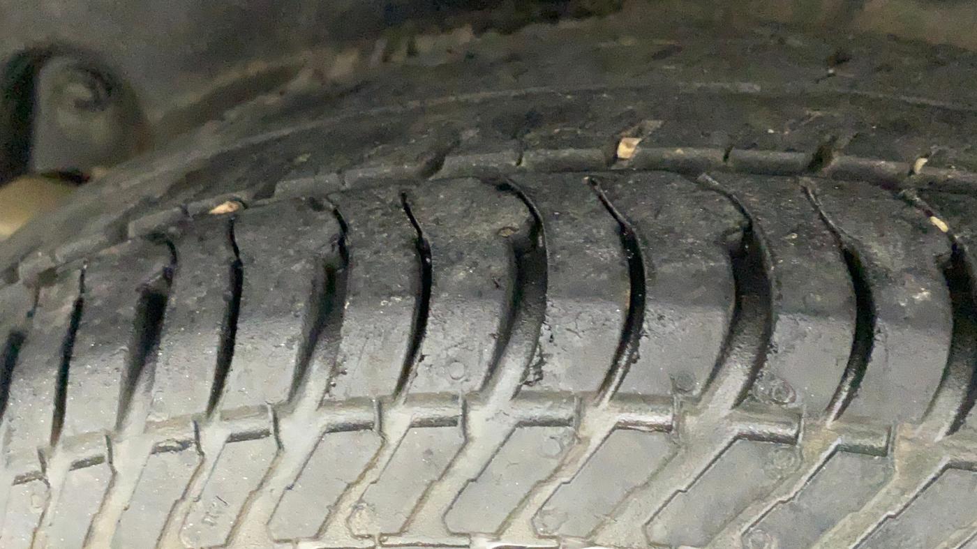 2017 Maruti Swift LXI (O), Petrol, Manual, 94,750 km, Left Rear Tyre Tread