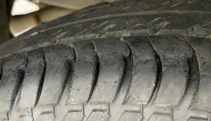2017 Maruti Swift LXI (O), Petrol, Manual, 94,750 km, Right Rear Tyre Tread