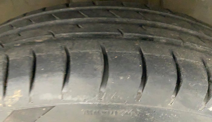 2017 Maruti Swift LXI (O), Petrol, Manual, 94,750 km, Right Front Tyre Tread