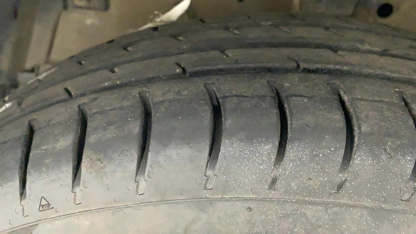 2017 Maruti Swift LXI (O), Petrol, Manual, 94,750 km, Left Front Tyre Tread