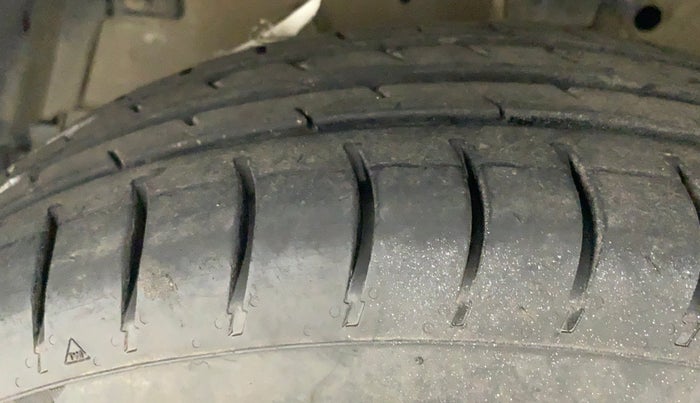 2017 Maruti Swift LXI (O), Petrol, Manual, 94,750 km, Left Front Tyre Tread