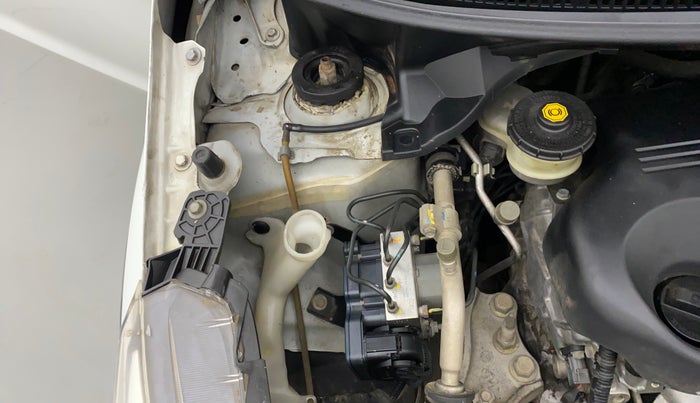 2016 Honda BR-V 1.5L I- DTEC S, Diesel, Manual, 99,378 km, Front windshield - Wiper bottle cap missing