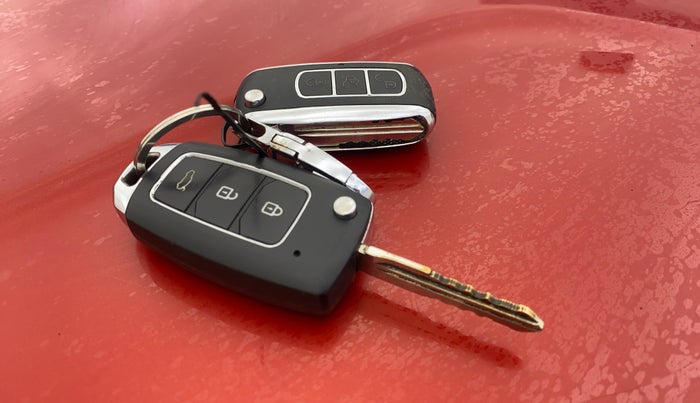 2016 Mahindra TUV300 T6 PLUS, Diesel, Manual, 67,182 km, Key Close Up
