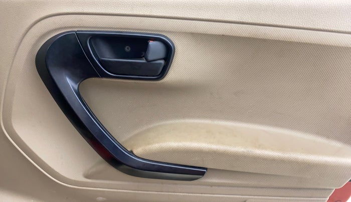 2016 Mahindra TUV300 T6 PLUS, Diesel, Manual, 67,182 km, Driver Side Door Panels Control