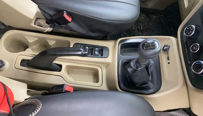 2016 Mahindra TUV300 T6 PLUS, Diesel, Manual, 67,182 km, Gear Lever