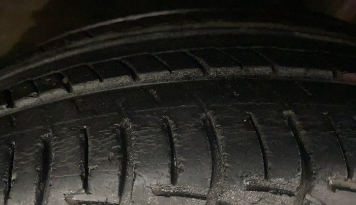 2016 Maruti Baleno DELTA PETROL 1.2, Petrol, Manual, 33,685 km, Right Front Tyre Tread