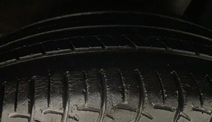 2016 Maruti Baleno DELTA PETROL 1.2, Petrol, Manual, 33,685 km, Left Rear Tyre Tread