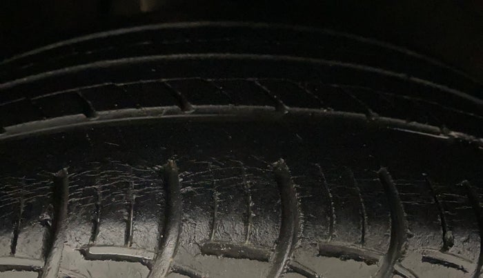 2016 Maruti Baleno DELTA PETROL 1.2, Petrol, Manual, 33,685 km, Right Rear Tyre Tread